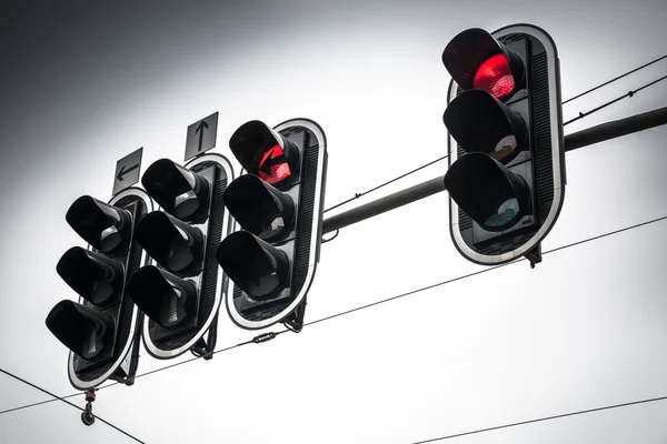 Overhead verkeerslicht op rood op bewolkte dag — Stockfoto