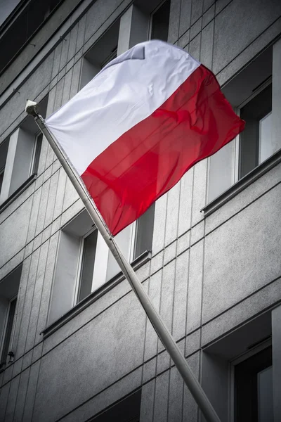 Polska flaga lecąc z miasta budynek w Gdańsku — Zdjęcie stockowe