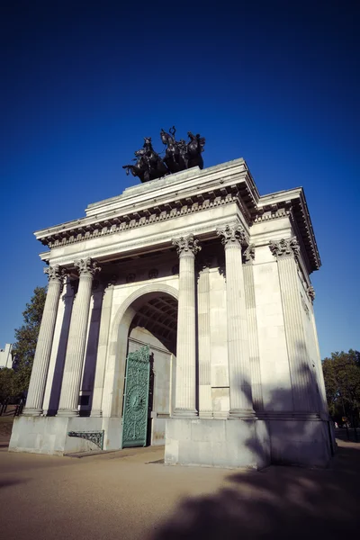 Wellington Arch in evening sunshine in London — Stock Photo, Image