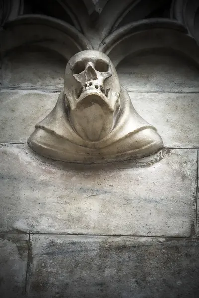 Skull detail in stone on cathedral exterior — Stock Photo, Image