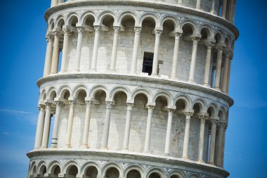 Detay üzerinde Leaning Tower of Pisa parlak güneş ışığı altında