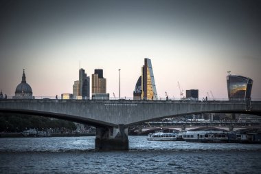 Gece Waterloo Bridge Londra düşmeye başlar