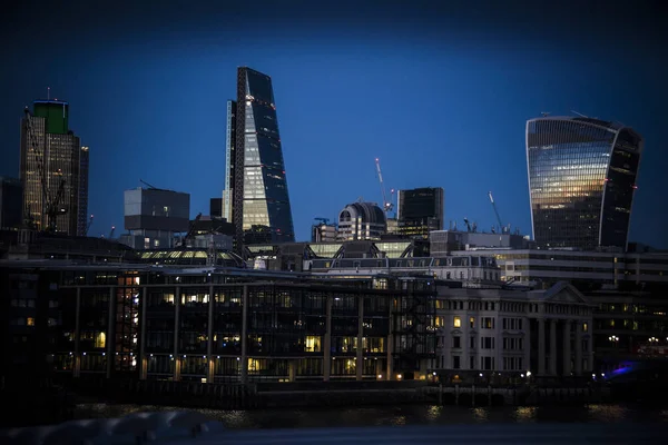 Londra Blackfriars visto da oltre il Tamigi come cala la notte — Foto Stock