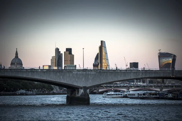 A noite começa a cair sobre Waterloo Bridge Londres — Fotografia de Stock