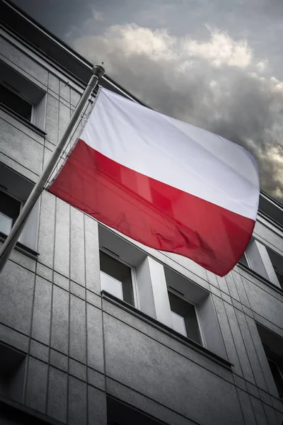 Die polnische Flagge weht von einem Gebäude in Danzig — Stockfoto