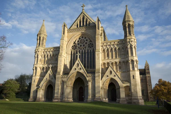 St Albans Katedra w wczesnym wieczorem światło słoneczne Zdjęcie Stockowe