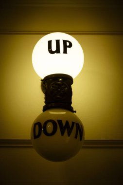 Grand mağazadan gösterilmesini Asansör işareti yanar