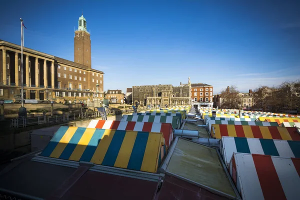 Norwich gedekt markt en het opbouwen van de gemeenteraad — Stockfoto