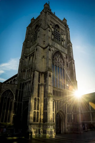 Церковь Святого Петра Манкрофта в Норвиче под сильным солнечным светом — стоковое фото