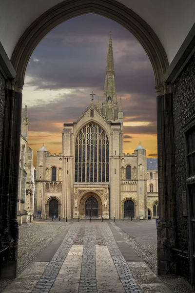 Ana giriş, kapı tarafından çerçeveli alacakaranlıkta Norwich Katedrali — Stok fotoğraf