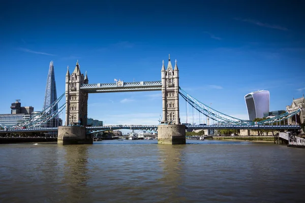 Londons Wahrzeichen von der Themse aus gesehen — Stockfoto