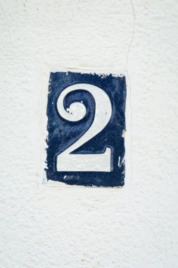 Mavi mine numarasını iki kiremitli kapı numarası