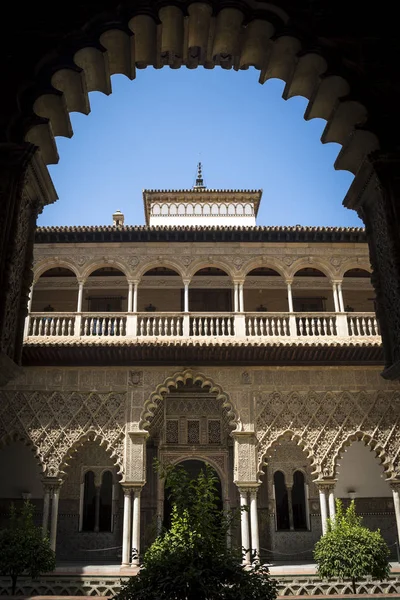 Alcazar Seville süslü kapı tarafından çerçeveli — Stok fotoğraf