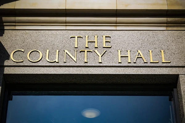 County Hall assinar acima da porta em letras douradas — Fotografia de Stock