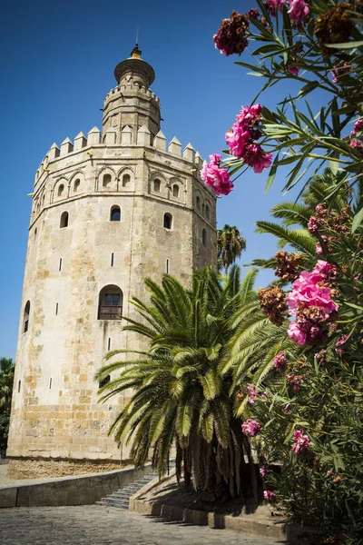 Золотая башня у реки Гвадалквивер в Севилье — стоковое фото