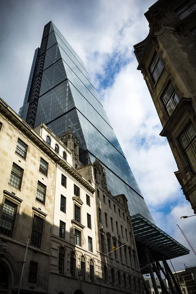 Clásico y moderno en Leadenhall Street en el distrito financiero de Londres —  Fotos de Stock