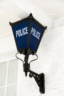 Geleneksel mavi polis lamba dışında polis karakolu