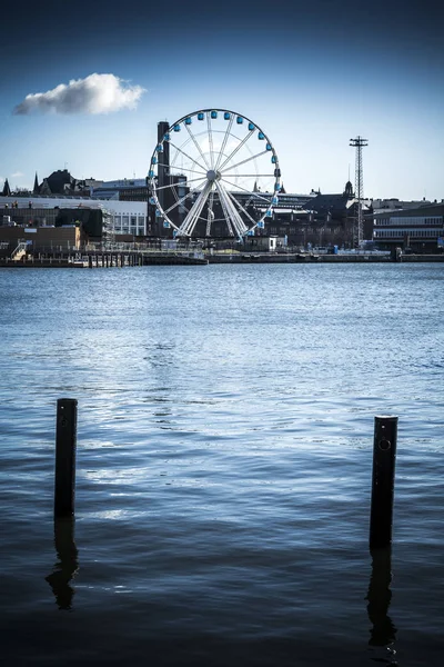 Rueda grande con vistas al paseo marítimo en Helsinki —  Fotos de Stock