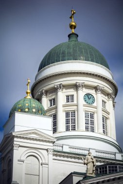 Helsinki Katedrali altın haç ile ana kubbe