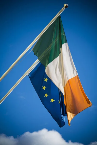 푸른 하늘에 대하여 함께 아일랜드와 유럽 연합 깃발 — 스톡 사진