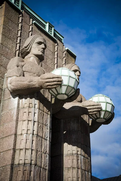 握住灯的赫尔辛基铁路车站花岗岩雕像 — 图库照片