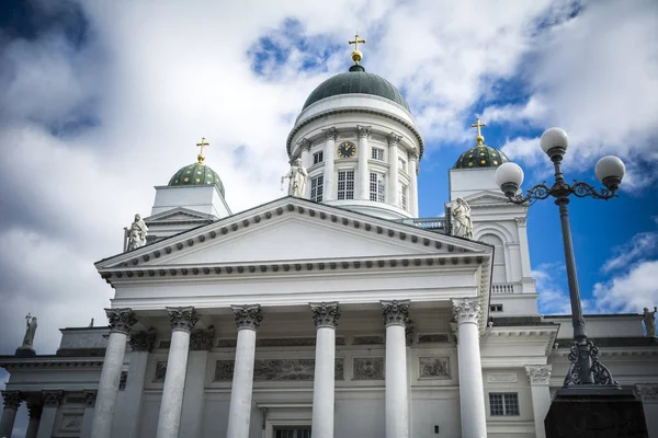 Catedral de Helsínquia com vista para a Praça do Senado na capital finlandesa — Fotografia de Stock
