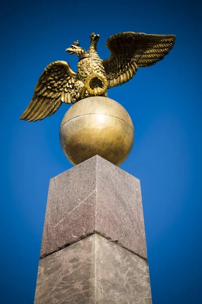 Hoofd adelaar bovenop rode granieten obelisk in Helsinki verdubbeld — Stockfoto