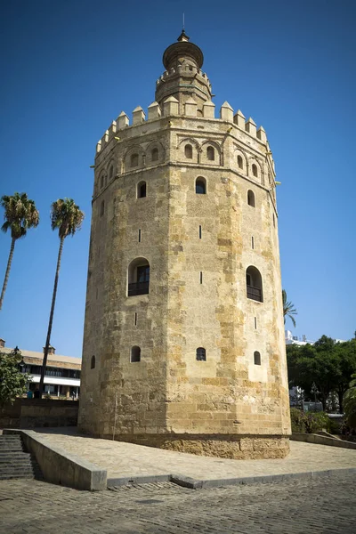 Torre de Oro en Sevilla con palmeras en día despejado — Foto de Stock