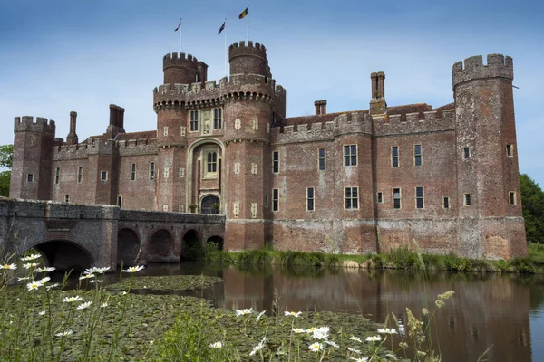 Herstmonceux castle pohledu přes vodní příkop ve východním Sussexu — Stock fotografie