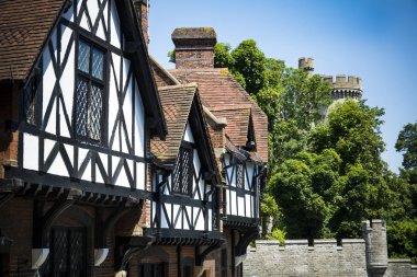 Arundel Kalesi tarafından parlak ışığında Tudor binalar