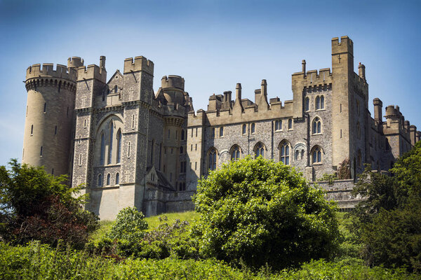 Замок Арундел виден из Риверсайда в городе Сассекс
