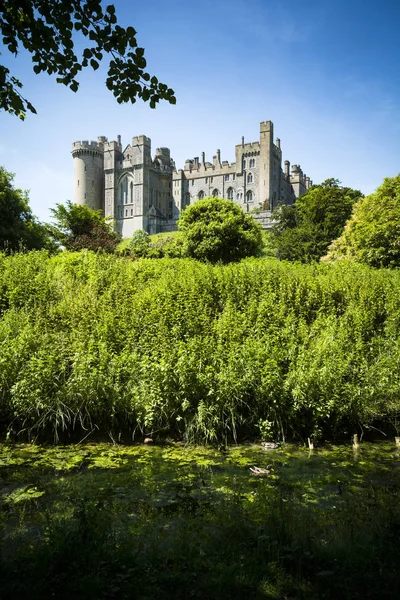 阿伦德尔城堡在绿意盎然的环境上阳光灿烂的日子 — 图库照片