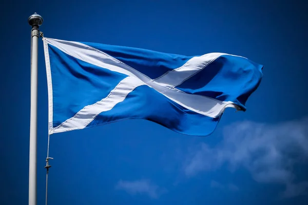 Bandera de Escocia ondeando al sol contra el cielo azul —  Fotos de Stock