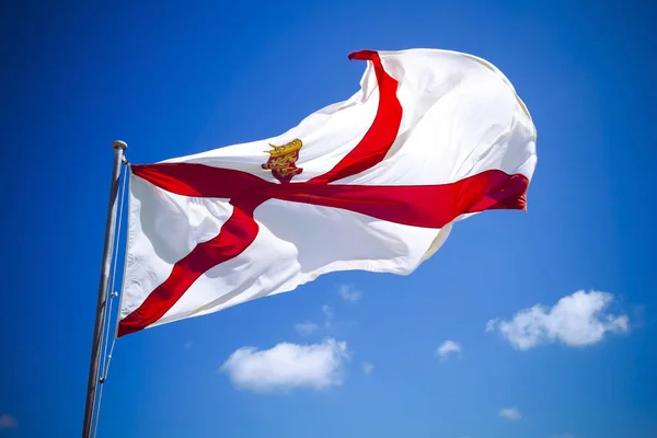 Kanaaleilanden Jersey vlag tegen blauwe hemel — Stockfoto