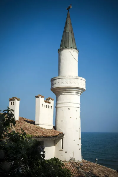 Balchik Palace met uitzicht op de Zwarte Zee in het noorden van Bulgarije — Stockfoto
