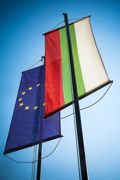 Bulgarije en de Europese Unie banners tegen blauwe hemel — Stockfoto