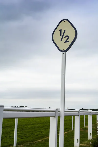 Halve furlong marker op paard racen beurslocatie — Stockfoto