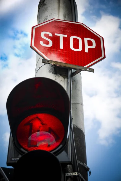 Značka stop červené světlo na křižovatce — Stock fotografie