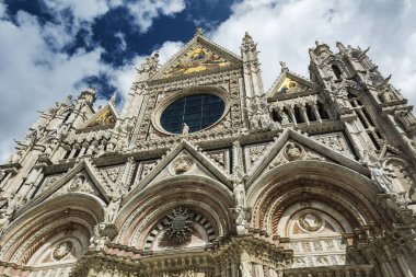 Toskana bölgesindeki Siena Katedrali'nin güneşli