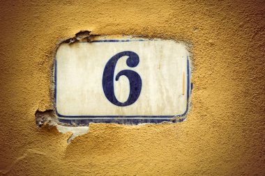 Altı numaralı emaye kapı numarası sıva duvar
