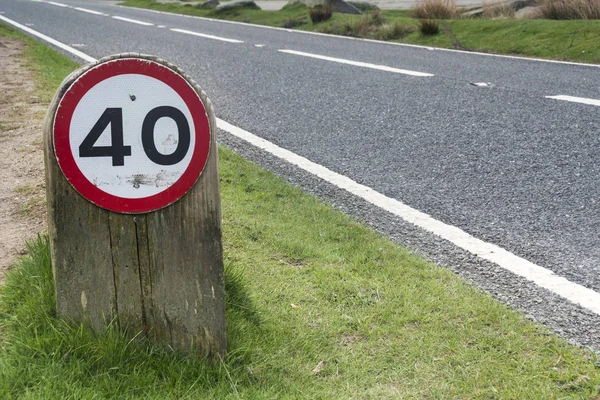 Señal Límite Velocidad Hierba Borde Lado Carretera —  Fotos de Stock