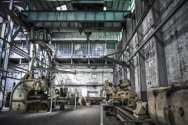 工业厂房内部 配备重型设备和机械 — 图库照片