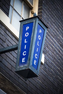 Polis karakolun önündeki duvarda imzası var.