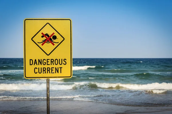 Varovné Znamení Pro Plavce Aby Dávali Pozor Nebezpečné Proudy — Stock fotografie