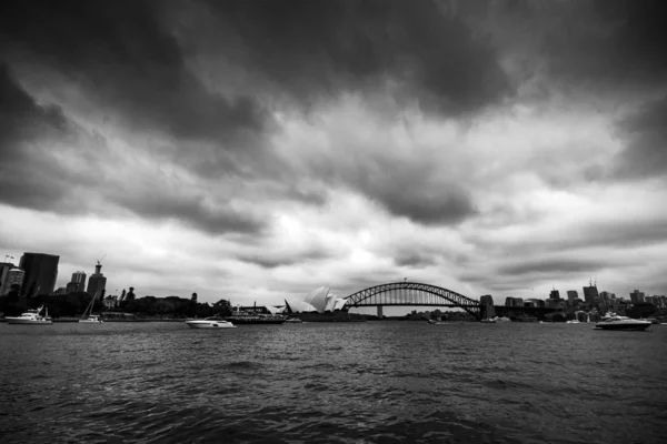 Nastrojowe Niebo Nad Sydney Gdy Zapada Zmrok — Zdjęcie stockowe