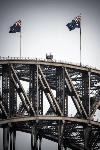 Australijskie Flagi Powiewają Nad Sydney Harbour Bridge — Zdjęcie stockowe