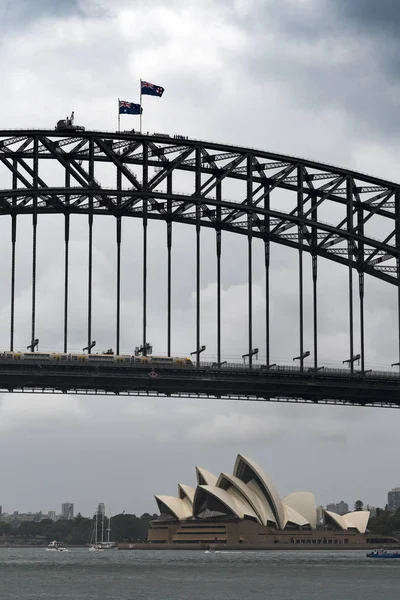 Pociąg Przejeżdżający Sydney Harbour Bridge Sydney Opera House Oddali — Zdjęcie stockowe