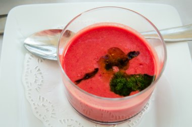 domates gazpacho çorbası .