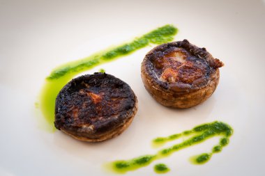 Beyaz tabakta kızarmış mantar. .