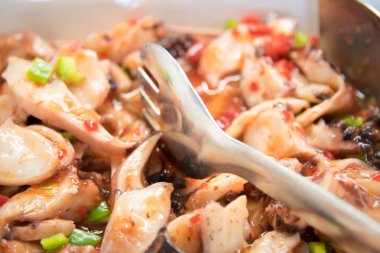 Salata, kalamar ve midye .